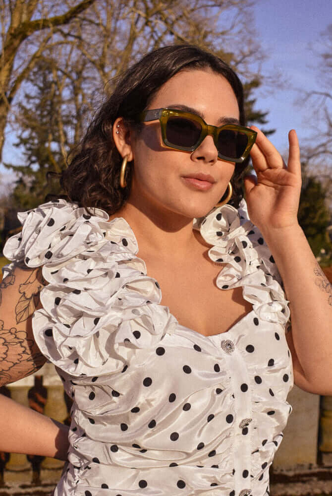 olive green rectangle sunglasses, rectangular sunglasses, olive green sunglasses, green rectangular sunglasses, sunglasses trends 2021