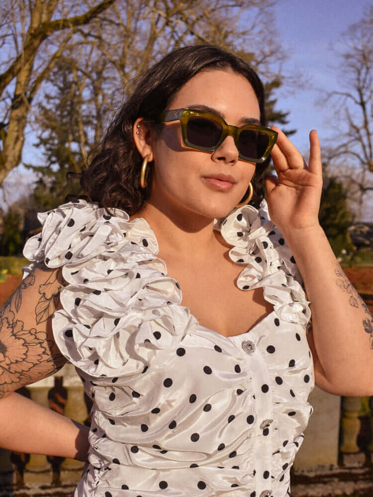 olive green rectangle sunglasses, rectangular sunglasses, olive green sunglasses, green rectangular sunglasses, sunglasses trends 2021